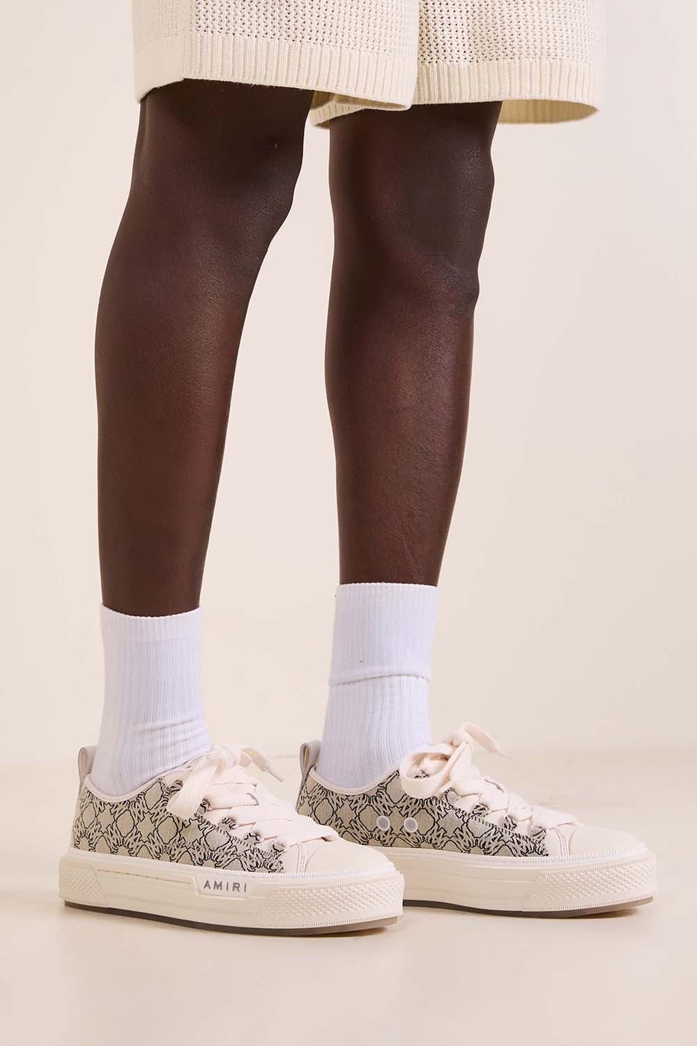 תמונת כל הלוק של נעלי סניקרס